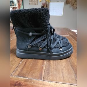 JSlides fuzzy winter boots size 9.5